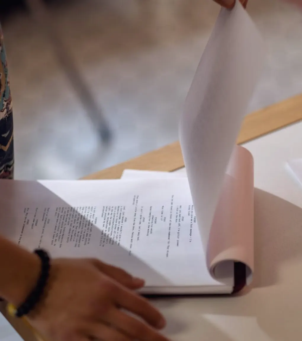 Cue-ark som programlederen faktisk kan lese i mørket bak scenen